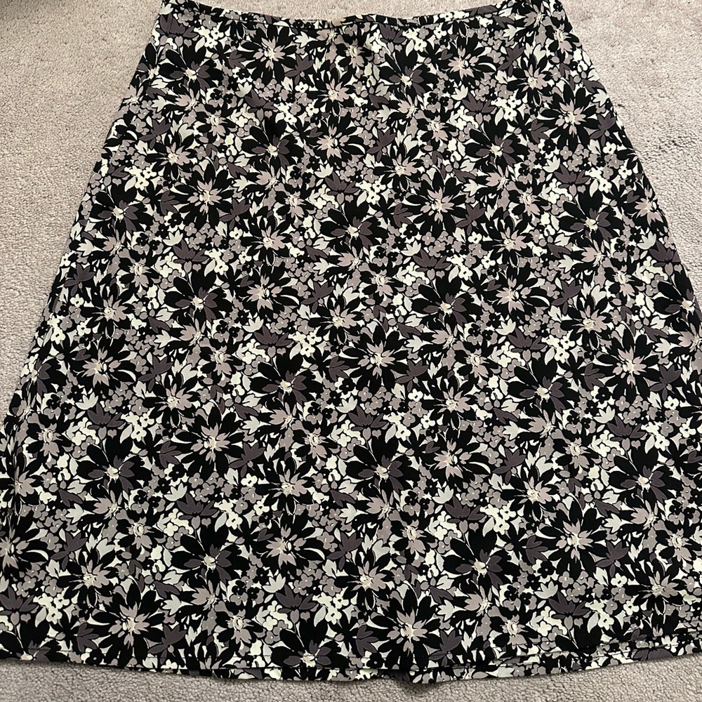 Old navy flowered skirt with side zipper size 1